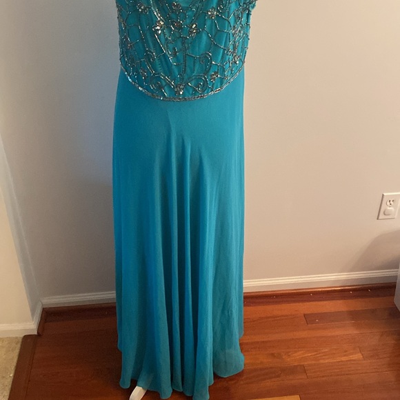 J Kara NWT and extra beads formal dress - Picture 10 of 12